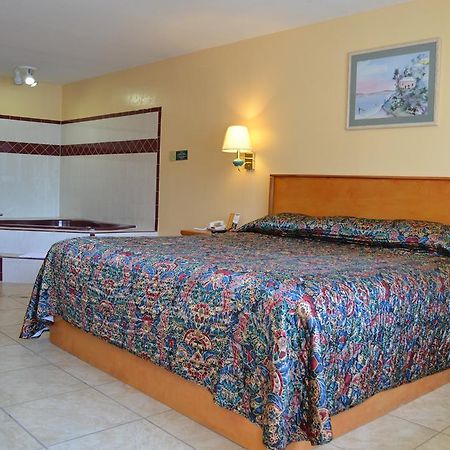 Deluxe Inn And Suites Уэслако Экстерьер фото