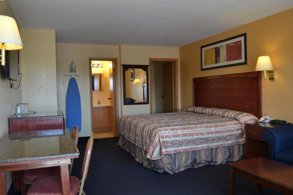 Deluxe Inn And Suites Уэслако Экстерьер фото